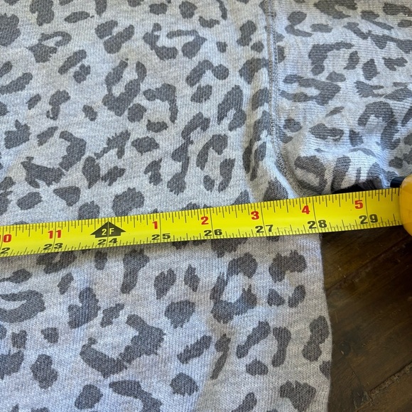 Aerie Sandy Cropped Off The Shoulder Leopard Cheetah Animal Print Gray Oversized - Picture 8 of 10